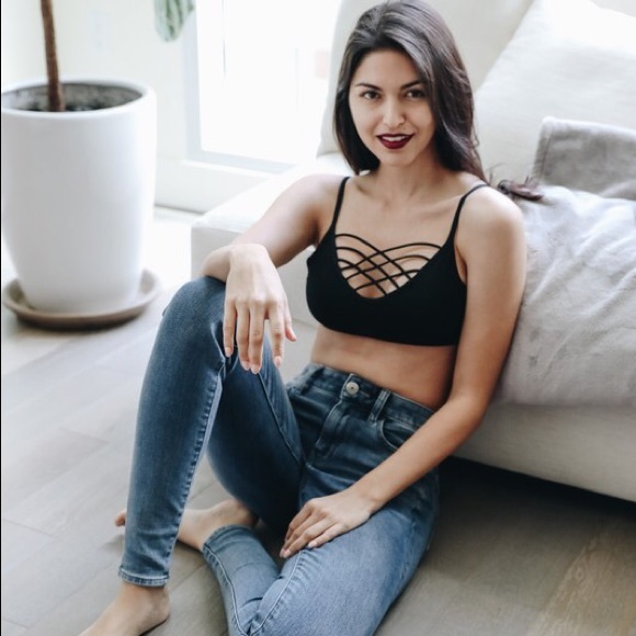 Black Crisscross Strappy Bralette - Picture 2 of 3